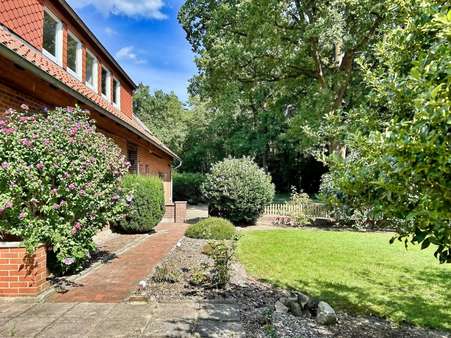 Seitliche Hausansicht - Einfamilienhaus in 29664 Walsrode mit 274m² kaufen