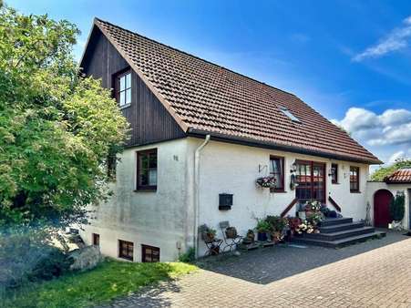 Hausansicht mit Eingangsbereich Hausansicht mit Eingangsbereich - Einfamilienhaus in 29664 Walsrode mit 147m² kaufen