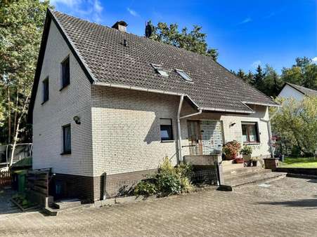 Seitliche Hausansicht mit Eingangsbereich Seitliche Hausansicht mit Eingangsbereich - Zweifamilienhaus in 29664 Walsrode mit 169m² kaufen