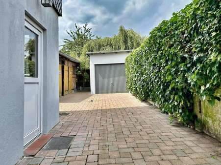 Blick auf den gepflasterten Innenhof Blick auf den gepflasterten Innenhof - Doppelhaushälfte in 29664 Walsrode mit 117m² kaufen