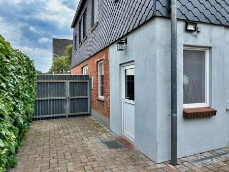 Einfahrt zur Garage Einfahrt zur Garage - Doppelhaushälfte in 29664 Walsrode mit 117m² kaufen