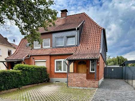 Hausansicht mit Garageneinfahrt Hausansicht mit Garageneinfahrt - Doppelhaushälfte in 29664 Walsrode mit 117m² kaufen