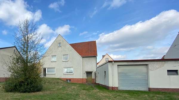 Garage mit Durchfahrt - Zweifamilienhaus in 31515 Wunstorf, Klein Heidorn mit 132m² kaufen