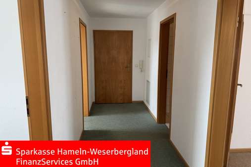 Flur mit Eingangstür - Dachgeschosswohnung in 31840 Hessisch Oldendorf mit 72m² kaufen