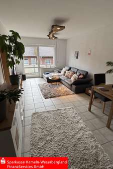 Helles Wohnzimmer mit Balkon - Etagenwohnung in 31855 Aerzen mit 55m² kaufen