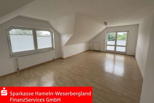 Großes und helles Wohnzimmer mit Balkonaustritt Großes und helles Wohnzimmer mit Balkonaustritt - Dachgeschosswohnung in 31840 Hessisch Oldendorf mit 84m² kaufen
