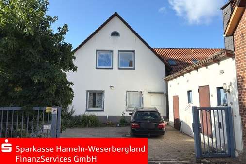 Hofeinfahrt Hofeinfahrt - Zweifamilienhaus in 31860 Emmerthal mit 253m² kaufen