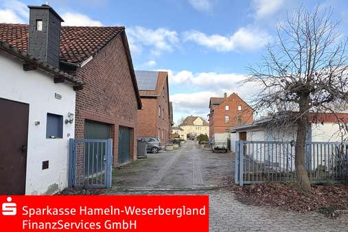 Zufahrt zum Grundstück Zufahrt zum Grundstück - Zweifamilienhaus in 31860 Emmerthal mit 253m² kaufen