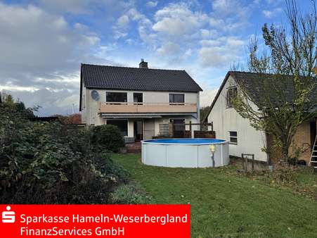 Hausansicht mit Garten Hausansicht mit Garten - Einfamilienhaus in 31848 Bad Münder mit 131m² kaufen