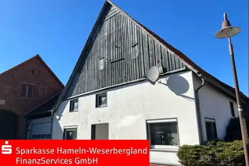 Modernes Bauernhaus mit zusätzlicher (Ferien-)Wohnung und großen Nebengebäuden in Hajen