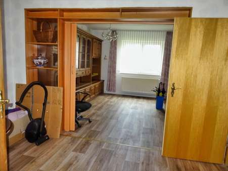 Blick ins Wohnzimmer - Erdgeschosswohnung in 31655 Stadthagen mit 49m² kaufen
