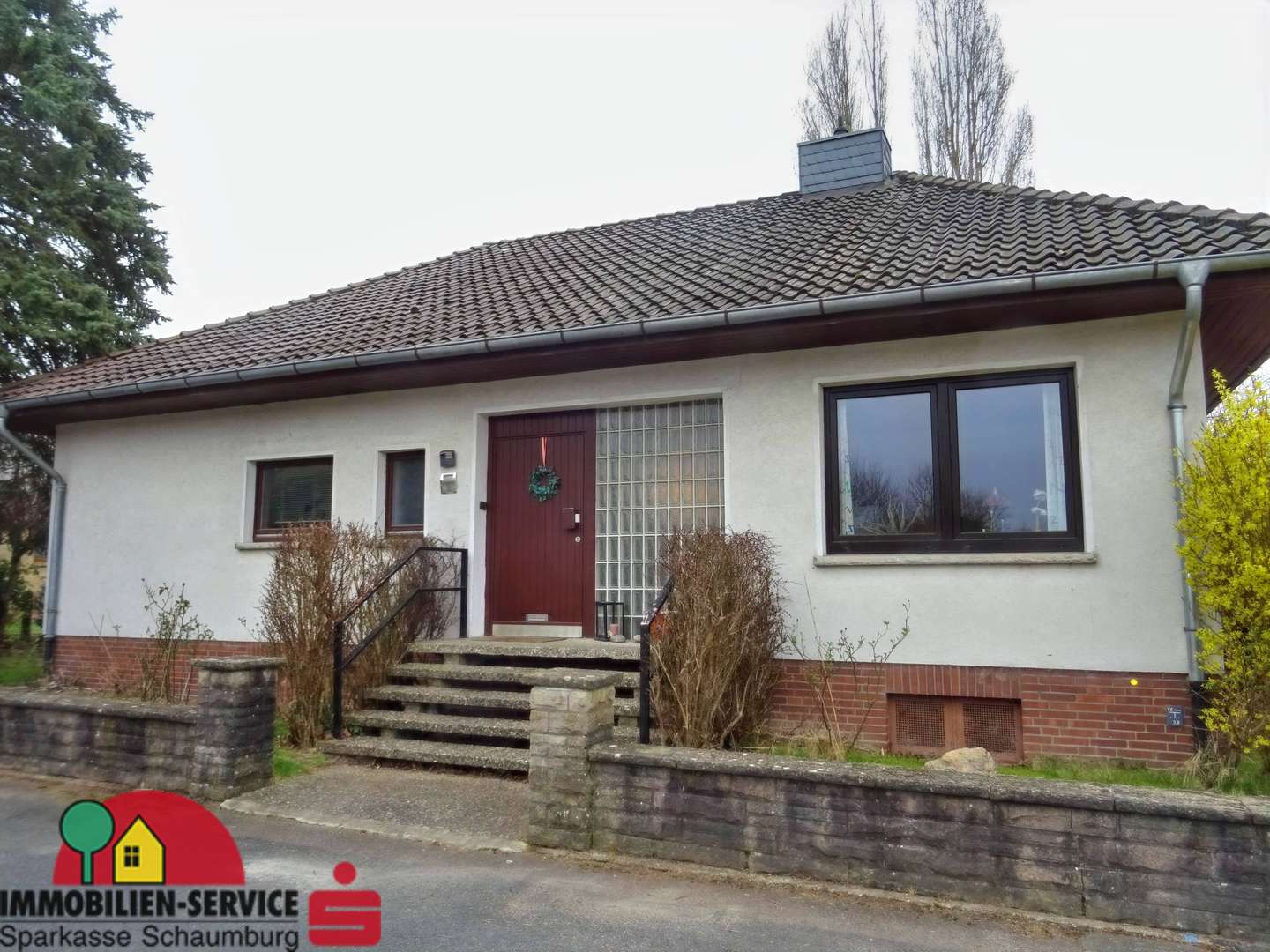 Strassenansicht - Bungalow in 31558 Hagenburg mit 96m² kaufen