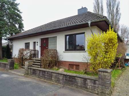 Zufahrt rechts - Bungalow in 31558 Hagenburg mit 96m² kaufen