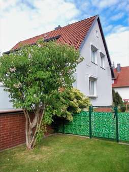 Südseite mit Zaun - Einfamilienhaus in 31655 Stadthagen mit 130m² kaufen