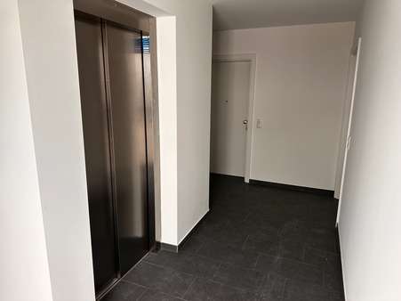 Fahrstuhl im Eingangsbereich - Erdgeschosswohnung in 31542 Bad Nenndorf mit 67m² kaufen
