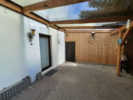 Terrasse hinter dem Haus Terrasse hinter dem Haus - Einfamilienhaus in 27318 Hoya mit 112m² kaufen