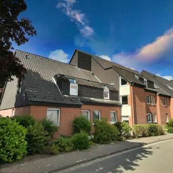 Ansicht des ganzen Hauses von der Straße Ansicht des ganzen Hauses von der Straße - Etagenwohnung in 31582 Nienburg mit 78m² kaufen