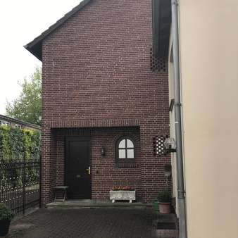 Ansicht vom Hof - Einfamilienhaus in 31582 Nienburg mit 262m² günstig kaufen