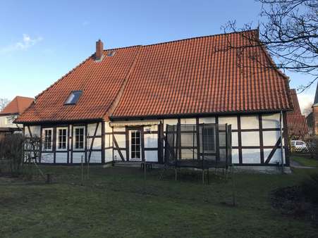 Seitlich Ansicht mit kleiner Terrasse - Bauernhaus in 31582 Nienburg mit 182m² kaufen
