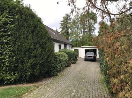 Einfahrt zur Garage - Einfamilienhaus in 31613 Wietzen mit 169m² günstig kaufen