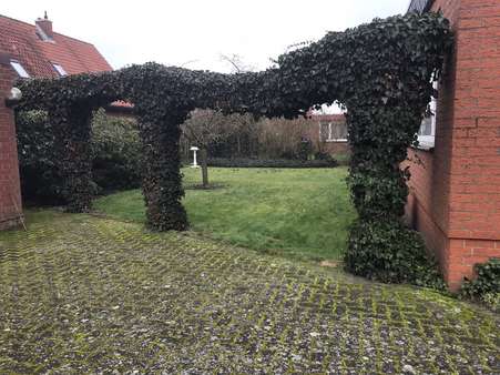 Blick in den Garten - Einfamilienhaus in 31582 Nienburg mit 204m² günstig kaufen