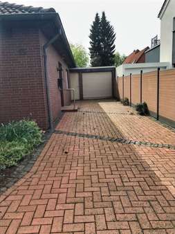 Hof mit Garage und Durchgang in den Garten - Bungalow in 31582 Nienburg mit 102m² kaufen