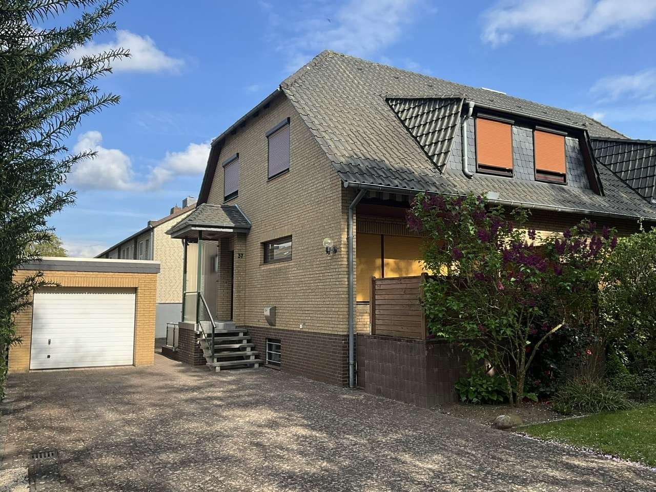Außenansicht Straßenseite - Doppelhaushälfte in 31582 Nienburg mit 139m² kaufen