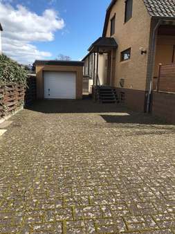 Garage und Zufahrt - Doppelhaushälfte in 31582 Nienburg mit 139m² kaufen