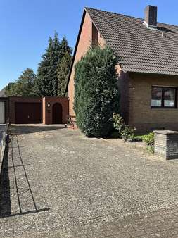 Außenansicht Hofauffahrt - Einfamilienhaus in 31582 Nienburg mit 197m² kaufen