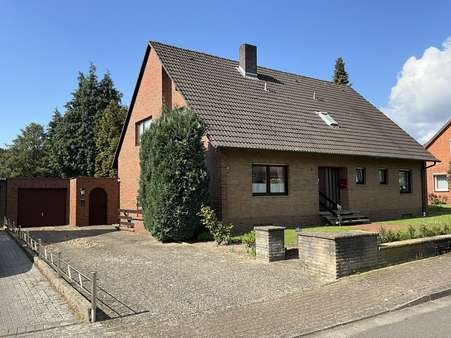 Außenansicht mit Hofauffahrt - Einfamilienhaus in 31582 Nienburg mit 197m² kaufen