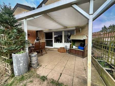 Terrasse am Haus - Reihenendhaus in 31582 Nienburg mit 101m² kaufen