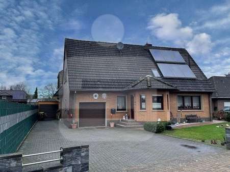 Hofansicht - Zweifamilienhaus in 49419 Wagenfeld mit 293m² kaufen