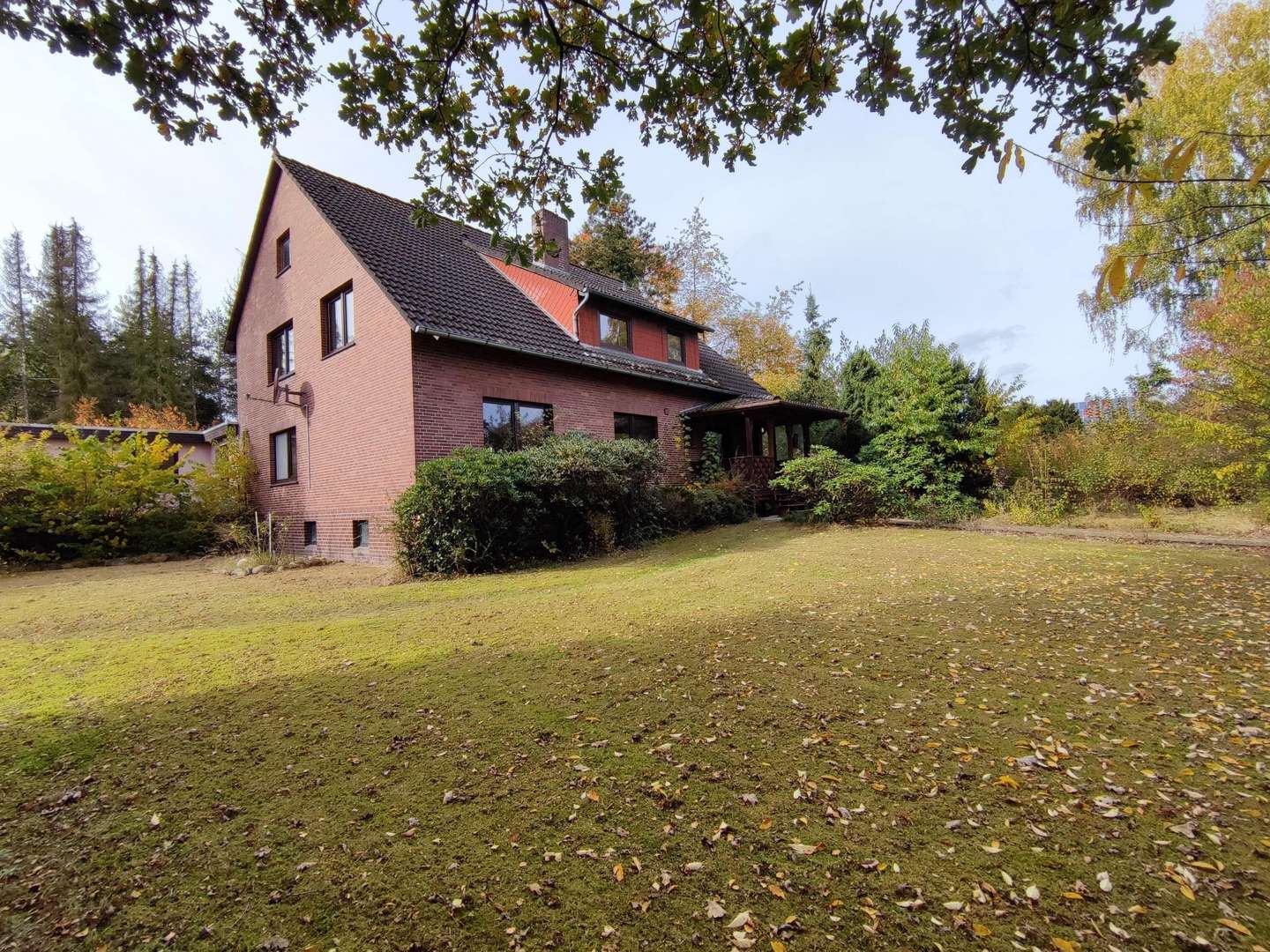Blick auf Haus schräg vorn Blick auf Haus schräg vorn - Zweifamilienhaus in 29556 Suderburg mit 277m² kaufen