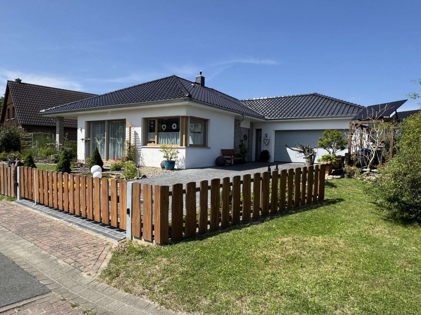 Ansicht vom Bungalow und der Doppelgarage Ansicht vom Bungalow und der Doppelgarage - Bungalow in 29562 Suhlendorf mit 134m² kaufen