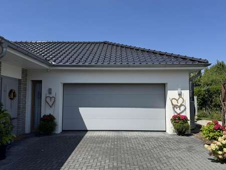 Doppelgarage mit gepflasterter Zufahrt Doppelgarage mit gepflasterter Zufahrt - Bungalow in 29562 Suhlendorf mit 134m² kaufen