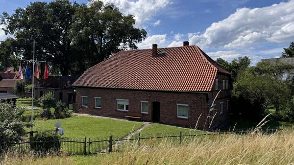 Seitenansicht vom Deich - Resthof in 29472 Damnatz mit 160m² kaufen