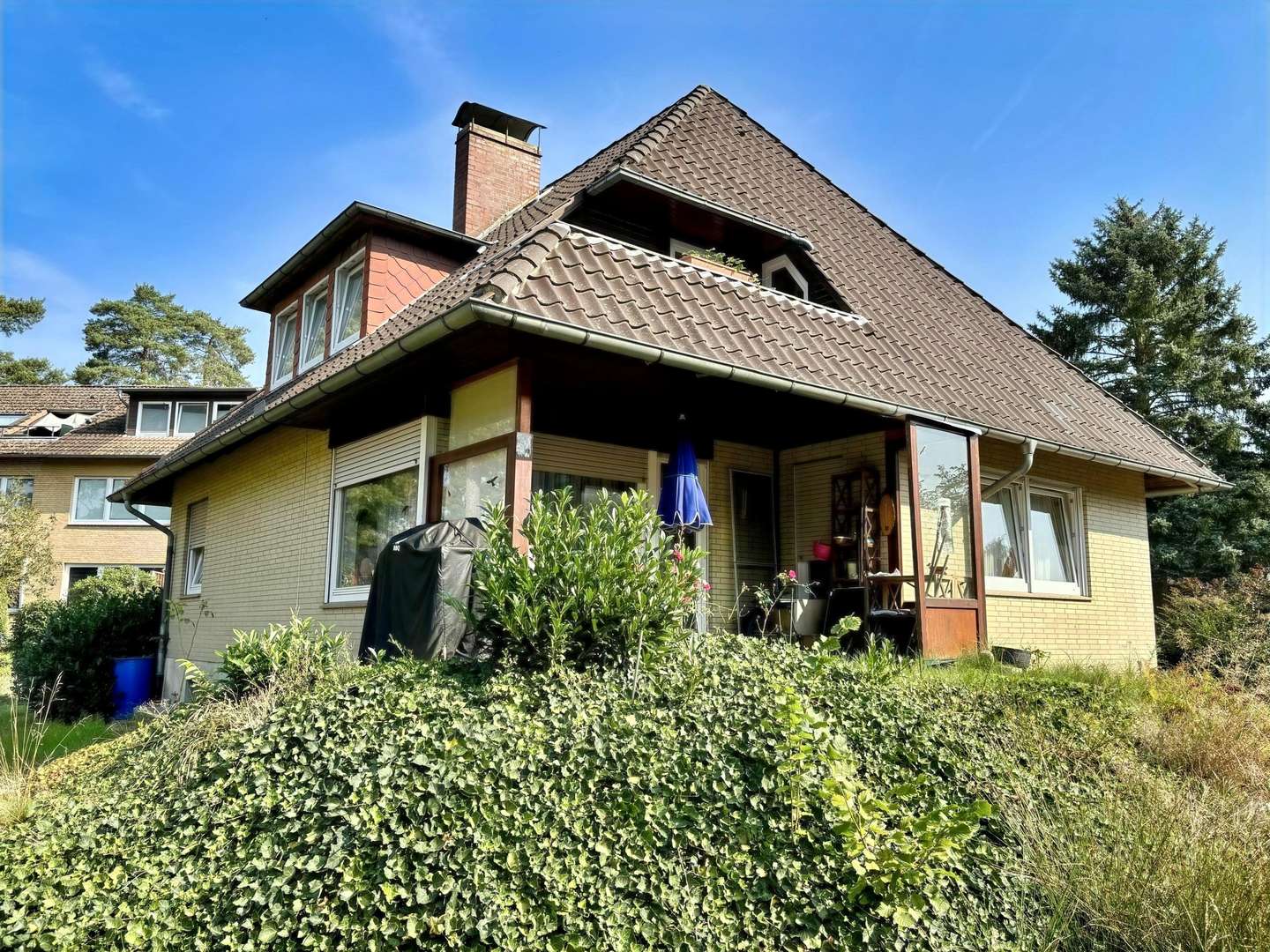 Ansicht vom Garten auf die Südterrasse Ansicht vom Garten auf die Südterrasse - Zweifamilienhaus in 29549 Bad Bevensen mit 137m² kaufen