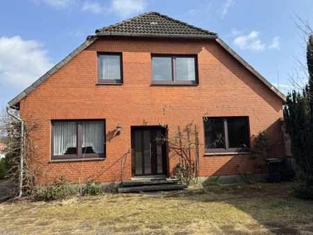 Giebelansicht - Einfamilienhaus in 29525 Uelzen mit 194m² kaufen