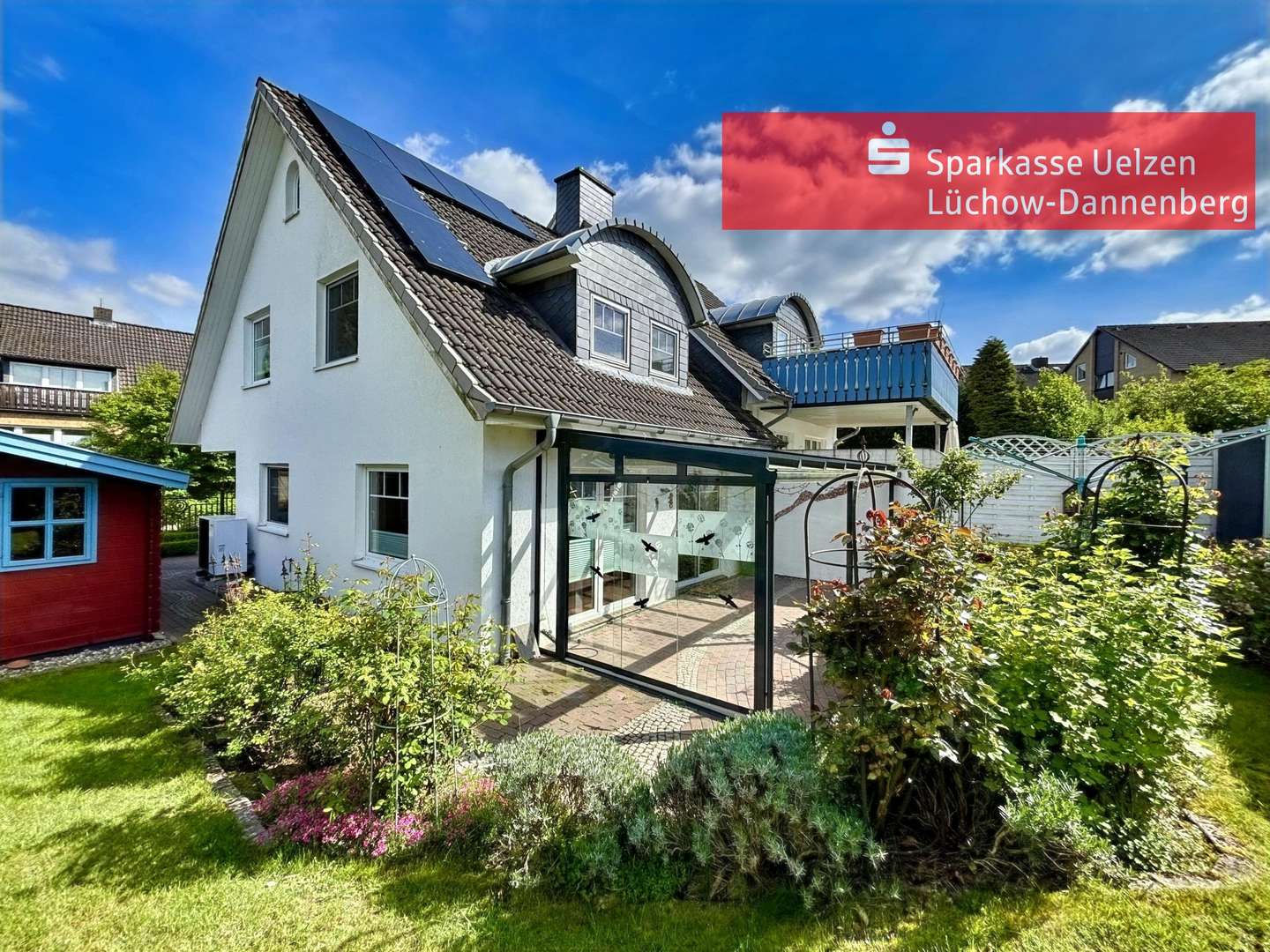 Ansicht aus dem Garten auf die überdachte Terrrasse - Doppelhaushälfte in 29549 Bad Bevensen mit 110m² kaufen