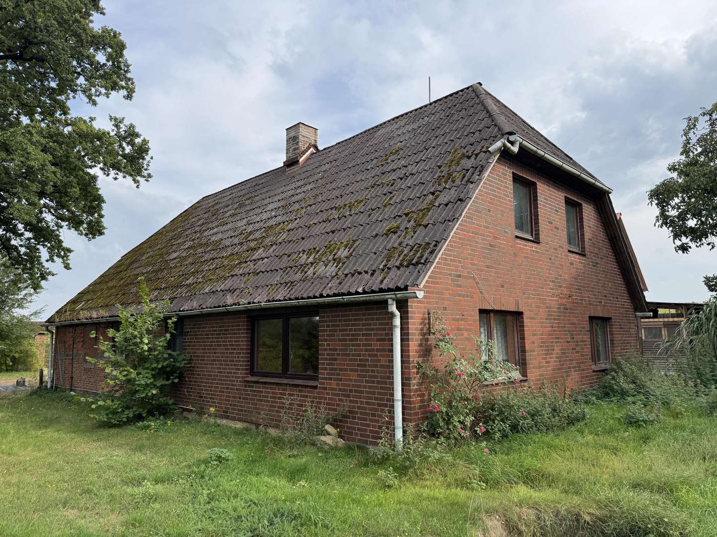Seitenansicht vom Garten - Resthof in 29473 Göhrde mit 143m² kaufen