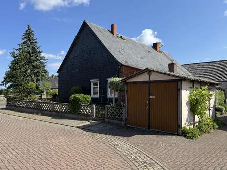 Giebelansicht und Garage - Einfamilienhaus in 29413 Dähre mit 130m² kaufen