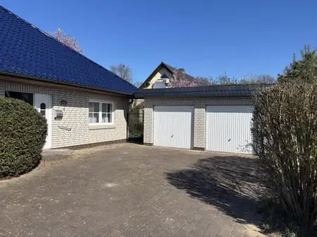 neuwertiges Wohnhaus mit Doppelgarage in guter Wohnlage