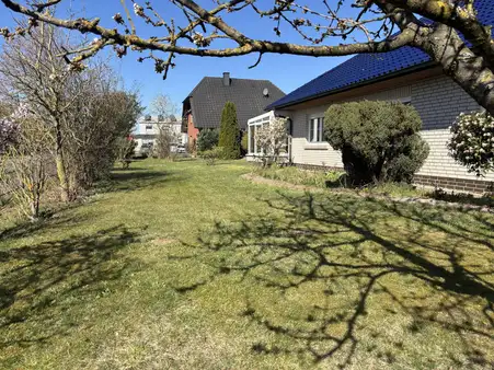 neuwertiges Wohnhaus mit Doppelgarage in guter Wohnlage