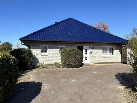 neuwertiges Wohnhaus mit Doppelgarage in guter Wohnlage