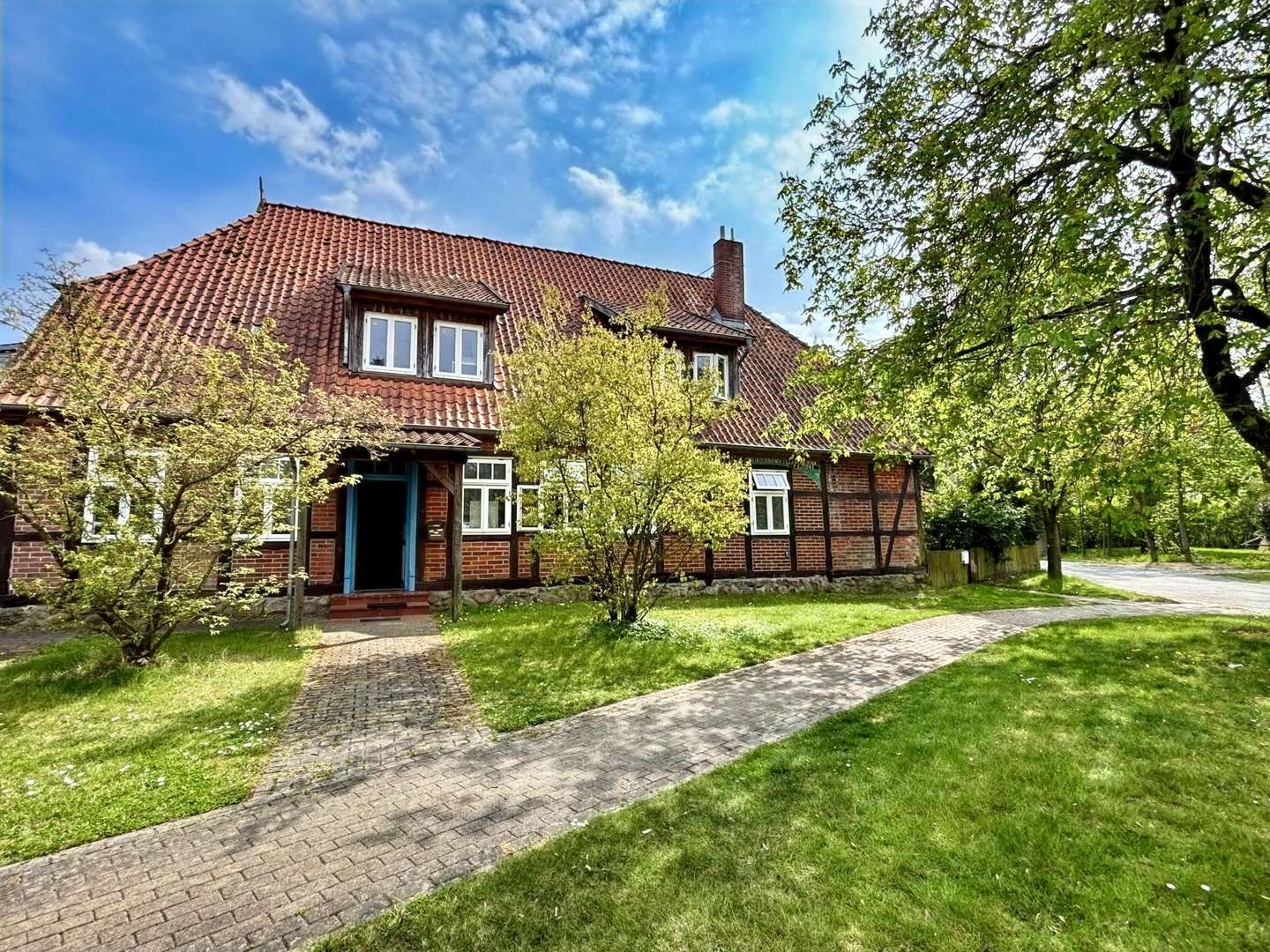 Ansicht von der Straße Ansicht von der Straße - Zweifamilienhaus in 29525 Uelzen mit 349m² kaufen