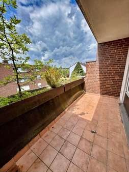 Blick auf den Balkon - Dachgeschosswohnung in 29525 Uelzen mit 60m² kaufen