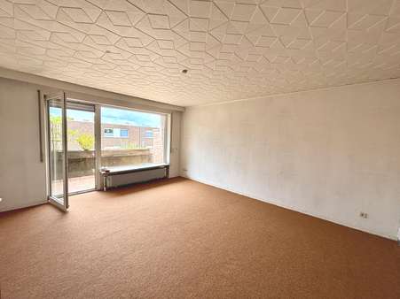 Wohnzimmer mit Zugang zum Balkon - Dachgeschosswohnung in 29525 Uelzen mit 60m² kaufen