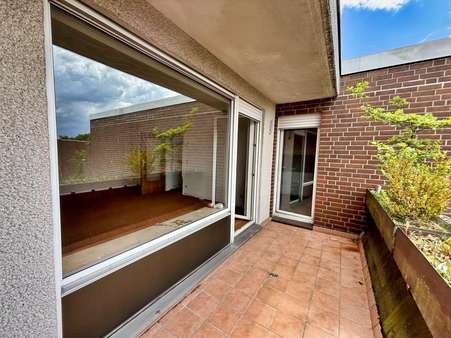 Zugang vom Wohnzimmer und der Küche auf den Balkon - Dachgeschosswohnung in 29525 Uelzen mit 60m² kaufen