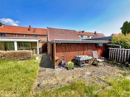Blick aus dem Garten auf Haus und Nebengebäude Blick aus dem Garten auf Haus und Nebengebäude - Einfamilienhaus in 29525 Uelzen mit 209m² kaufen