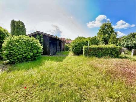 Blick in den Garten mit Gartenhaus Blick in den Garten mit Gartenhaus - Einfamilienhaus in 29525 Uelzen mit 209m² kaufen